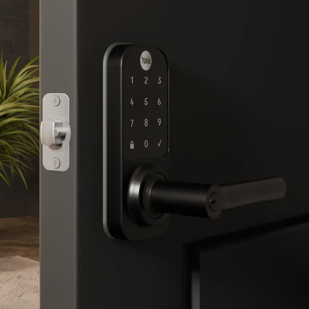 Fechadura digital Yale com maçaneta e entrada para chave em porta preta