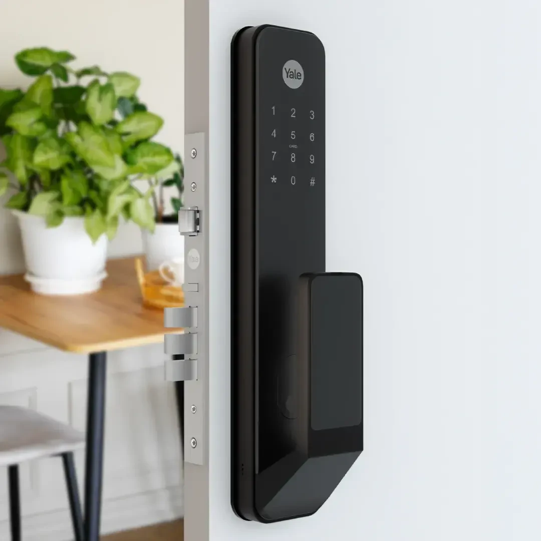 Fechadura digital Yale inteligente com conectividade instalada em porta de vidro