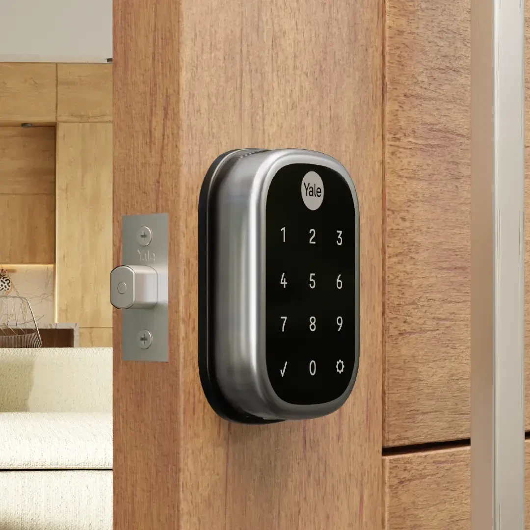 Fechadura digital Yale com teclado de senha em porta de madeira